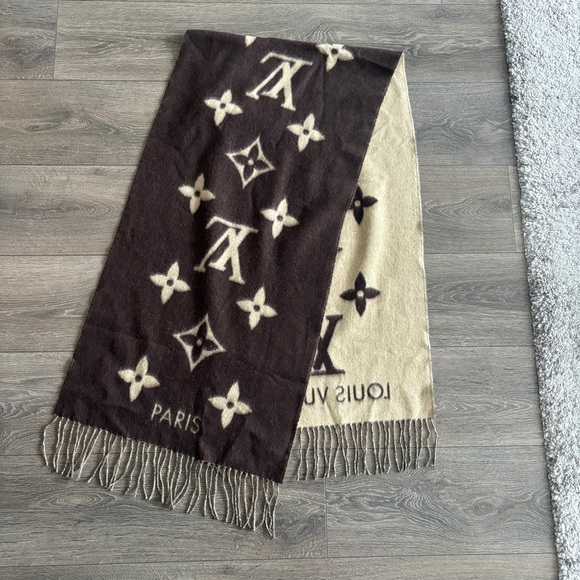 Louis Vuitton Cashmere Monogram Reykjavik Scarf - Picture 3 of 7